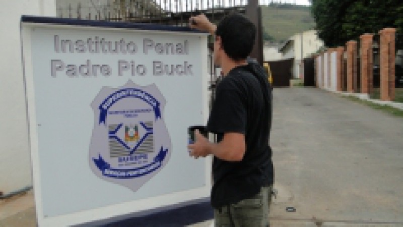 A Superintend&ecirc;ncia dos Servi&ccedil;os Penitenci&aacute;rios (Susepe) e a Eletro Feel Instala&ccedil;&otilde;es El&eacute;tricas fecharam um Protocolo de A&ccedil;&atilde;o Conjunta (PAC) para viabilizar o trabalho a cinco apenados no Instituto Penal Pio Buck, localizado no bairro Partenon, em Porto