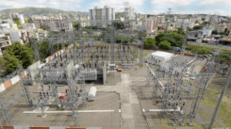 A diretoria do Grupo CEEE assinou, nesta segunda-feira, 13, com a Prysmian Energia Cabos e Sistema do Brasil S.A, o contrato para a construção de duas linhas de transmissão subterrâneas em Porto Alegre. A ação faz parte de um conjunto de obras que