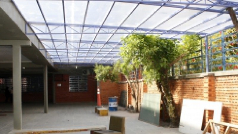 O Colégio Estadual Francisco Antônio Vieira Caldas Junior, situado no bairro Partenon, em Porto Alegre, está passando por uma reforma em dois dos seus três prédios. A ação é viabilizada pela Secretaria de Obras Públicas, Irrigação e Desenvolvimento