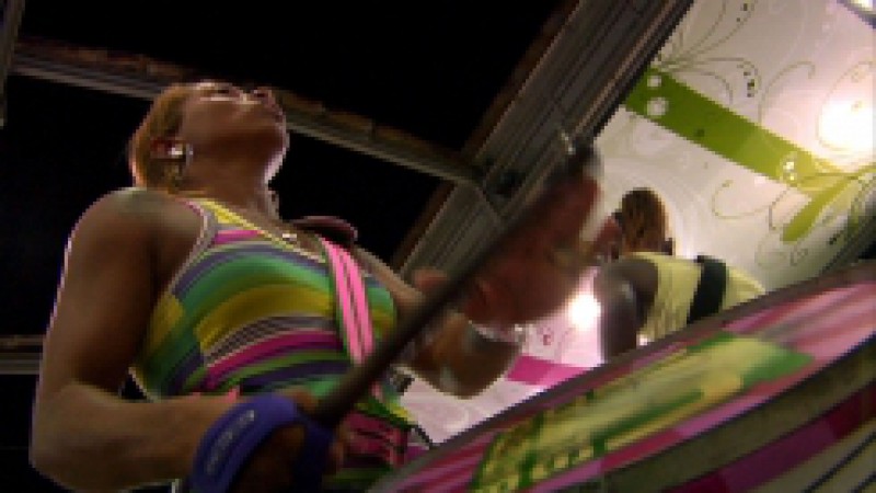 O documentário Coração do Samba revela, pela primeira vez, os bastidores da bateria de uma escola de samba. Centrado na Estação Primeira de Mangueira, o filme vai ao ar neste domingo (10), às 19h30, na TVE. A película, que tem como principal narrador o