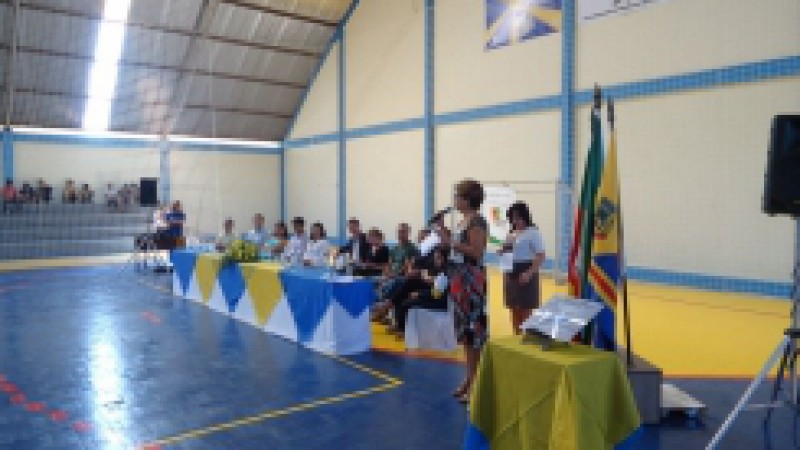 A secret&aacute;ria adjunta da Educa&ccedil;&atilde;o, Maria Eulalia Nascimento, inaugurou nesta quinta-feira (07) o gin&aacute;sio de esportes da Escola Estadual de Ensino Fundamental Capistrano de Abreu, em Soledade - &aacute;rea da 25&ordf; Coordenadoria Regional de Educa&ccedil;&atilde;o (CRE). A obra,