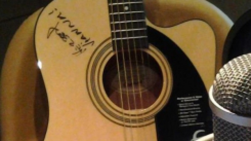 O programa Conversa de Botequim, que vai ao ar de segunda &agrave; sexta-feira, &agrave;s 17h, na r&aacute;dio FM Cultura 107,7, com produ&ccedil;&atilde;o e apresenta&ccedil;&atilde;o de Luiz Henrique Fontoura, est&aacute; presenteando os ouvintes com um viol&atilde;o Epiphone autografado pelo m&uacute;sico Herbert