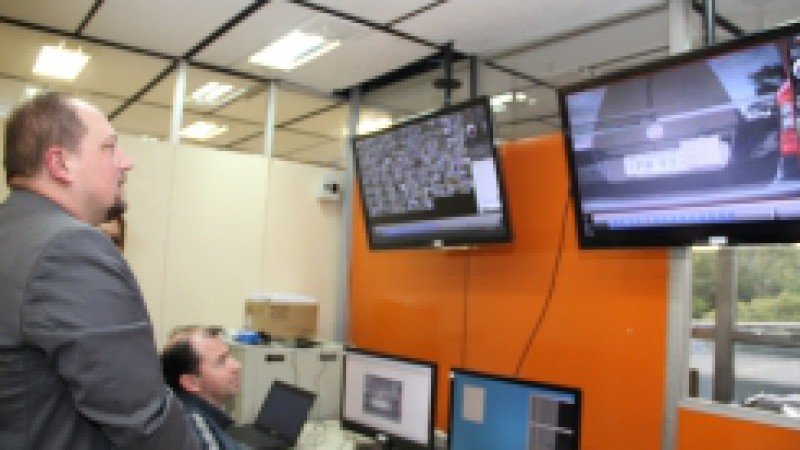 O Centro Administrativo Fernando Ferrari (Caff) j&aacute; est&aacute; sob a vigil&acirc;ncia de c&acirc;meras em todos os port&otilde;es de acesso e ambientes de circula&ccedil;&atilde;o do pr&eacute;dio. O secret&aacute;rio da Administra&ccedil;&atilde;o e dos Recursos Humanos (Sarh), Alessandro Barcellos, visitou a sala de