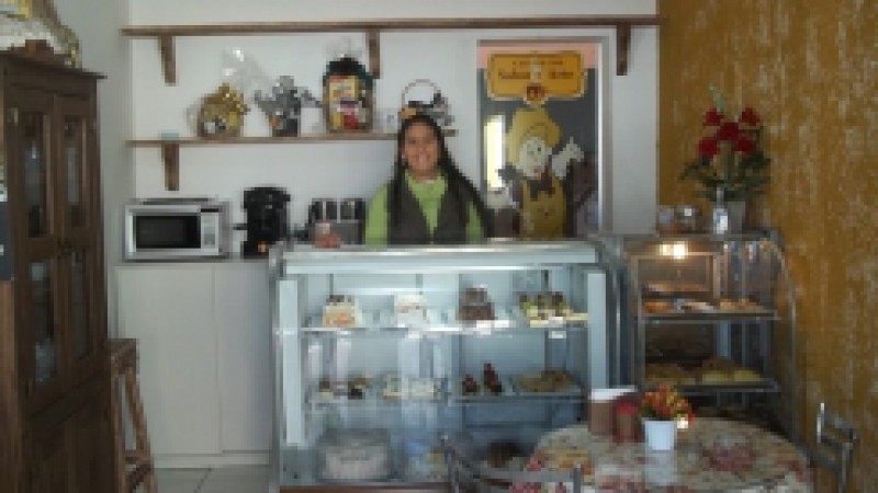 A jovem Millene da Silva Gon&ccedil;alves inaugurou, em abril deste ano, o seu pr&oacute;prio neg&oacute;cio: a Casa de Ch&aacute; Sabor e Arte, no bairro Restinga, em Porto Alegre. A concretiza&ccedil;&atilde;o do empreendimento foi poss&iacute;vel atrav&eacute;s do Programa Ga&uacute;cho de Microcr&eacute;dito. A