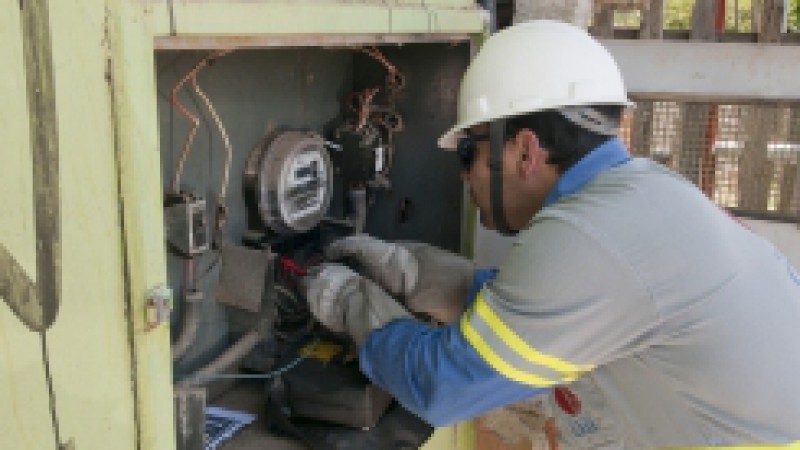 T&eacute;cnicos da Companhia Estadual de Distribui&ccedil;&atilde;o de Energia El&eacute;trica (CEEE-D retiraram, nesta quinta-feira (24), no bairro Aparecida, em Alvorada, os ramais de entrada de energia de um Supermercado e de um apartamento no andar superior do mesmo pr&eacute;dio,