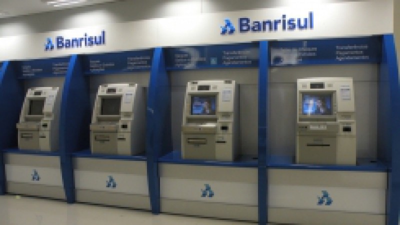 Os clientes do Banrisul passam a contar com um novo ponto de atendimento eletr&ocirc;nico localizado no subsolo da Galeria Chaves (Rua dos Andradas, 1.444), no Centro Hist&oacute;rico, em Porto Alegre. No local, podem ser efetuados saques, consulta de saldos,