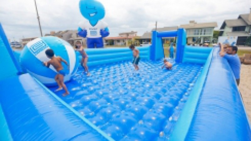 A praia de Imbé recebeu, neste fim de semana, o projeto Verão Cultural Corsan/Banrisul. Montada em frente ao Hotel Samburá, a Estação das Águas contou com uma arena de brinquedos educativos e recebeu os veranistas no sábado (5) e no domingo (6). As