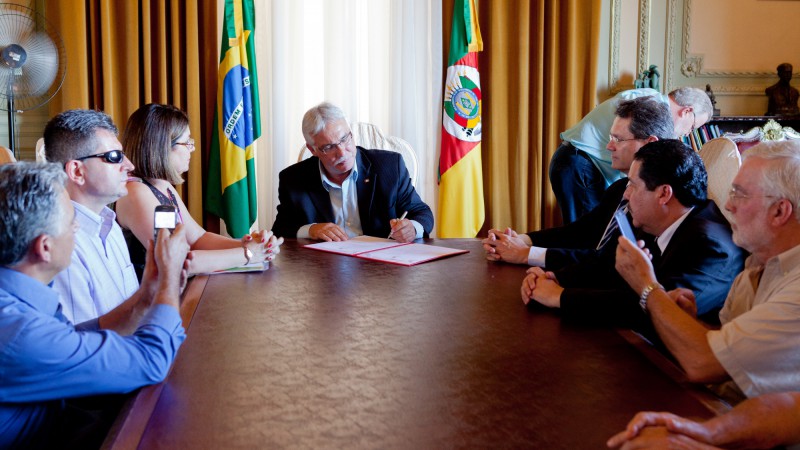 Governador em Exercício, Beto Grill, recebe representantes do conselho estadual dos direitos das pessoas com deficiência e assina ato de sanção do PL 287/2013.