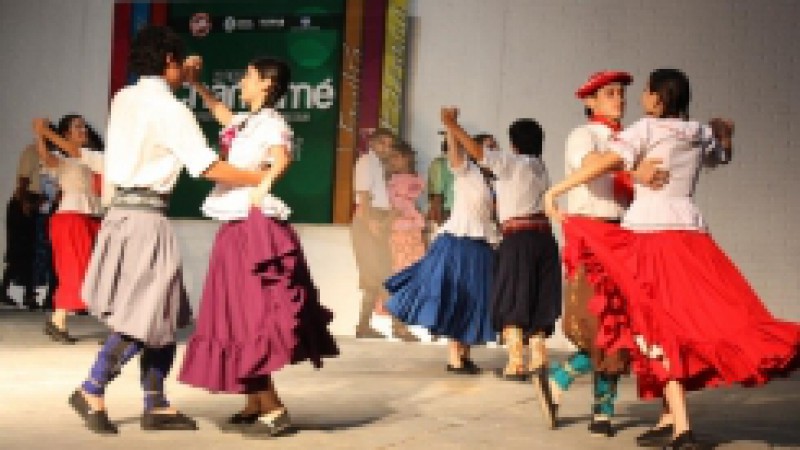 Até o dia 19 de janeiro, a partir das 23h, a TVE transmite ao vivo, direto de Corrientes, na Argentina, a 24ª Festa Nacional do Chamamé. O evento é financiado pelo governo de Corrientes, por meio do Instituto de Cultura da cidade. Também é possível