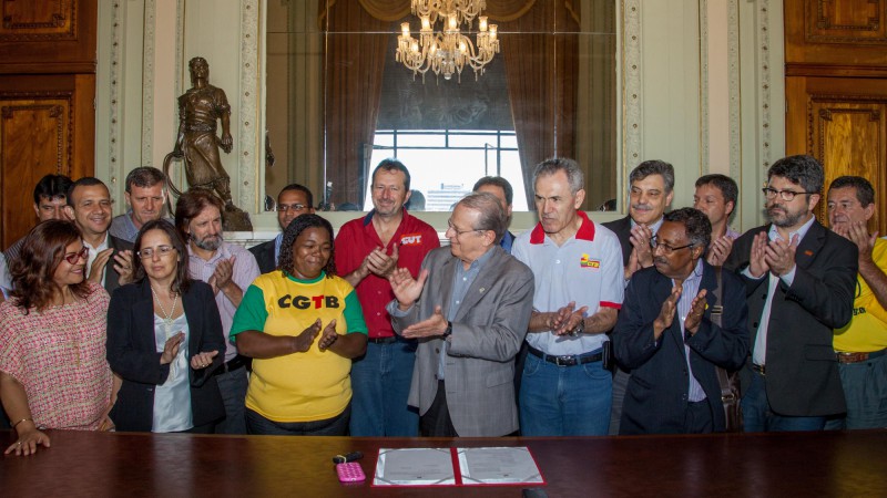 16.01.14 Governador Tarso Genro sanciona reajuste do sal&aacute;rio m&iacute;nimo regional