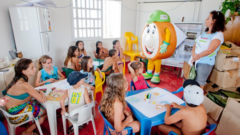 14.01.14: Casa do Centro de Vigilância em Saúde do Estado promove ação na praia.