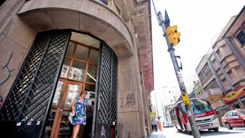 22.01.14: Secretaria da Sa&uacute;de disp&otilde;e sala de espera dentro do pr&eacute;dio da Farm&aacute;cia de Medicamentos Especiais do Estado devido ao calor.
