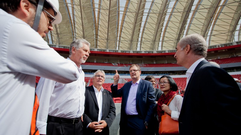 18.02.14: Vice-governador Beto Grill e secret&aacute;rios de estado acompanham o secret&aacute;rio-geral da Fifa, J&eacute;rome Valcke, em visita ao est&aacute;dio Beira-Rio.