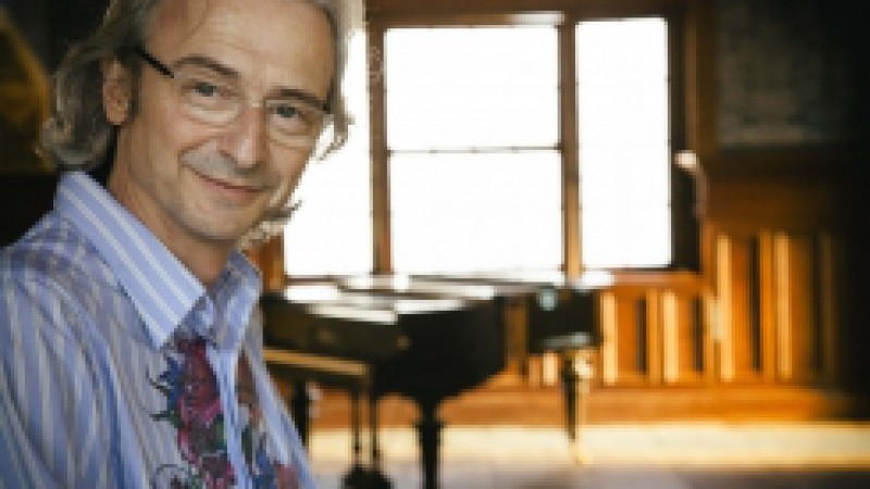 A comunidade cultural ga&uacute;cha amanheceu de luto nesta sexta-feira (07) com a morte&nbsp;do ator e m&uacute;sico Nico Nicolaiewsky. O corpo do artista ser&aacute; velado, das 18h &agrave;s 24h nesta sexta-feira,&nbsp;no sagu&atilde;o do Theatro S&atilde;o Pedro, onde h&aacute; 29 anos Nico interpretava o