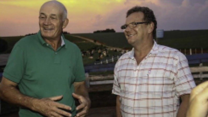 O secret&aacute;rio da Agricultura, Pecu&aacute;ria e Agroneg&oacute;cio, Luiz Fernando Mainardi, visitou, no entardecer do s&aacute;bado (08), no interior de Fortaleza dos Valos, a Agropecu&aacute;ria Dois Irm&atilde;os, considerada modelo na produ&ccedil;&atilde;o de leite no Estado.  Tradicional produtora