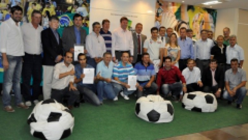 O secretario estadual do Esporte e do Lazer, Ricardo Petersen, assinou, nesta quinta-feira (9), convênios com prefeituras e entidades do Rio Grande do Sul. Por meio da Fundação de Esporte e Lazer do Rio Grande do Sul (Fundergs), foram liberados, no