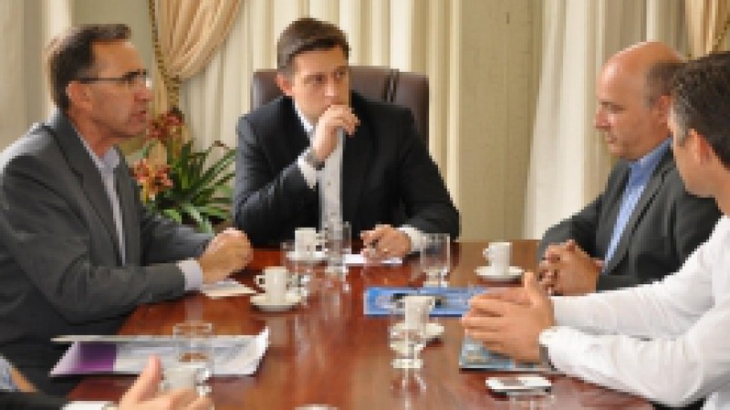O presidente da Companhia Riograndense de Saneamento (Corsan), Tarc&iacute;sio Zimmermann, esteve em Bento Gon&ccedil;alves na quarta-feira (15). Acompanhado do superintendente regional, Alexsander Pacico, do adjunto, Lutero Fracasso, e do chefe da unidade de