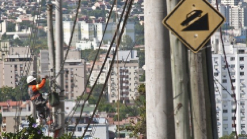 A CEEE Distribuição concluiu, nesta semana, em Porto Alegre, dois novos alimentadores de energia elétrica em Porto Alegre. As redes de média tensão irão melhorar o abastecimento aos clientes dos bairros Cristal, Santa Teresa e arredores. Essas