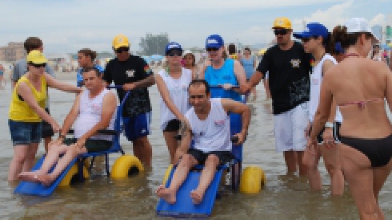As pessoas com deficiência que escolherem a praia de Arroio do Sal, no Litoral Norte, para o veraneio terão a oportunidade de tomar banho de mar com o auxílio das cadeiras anfíbias. O projeto Praia Acessível, que funciona desde o ano passado em Capão da