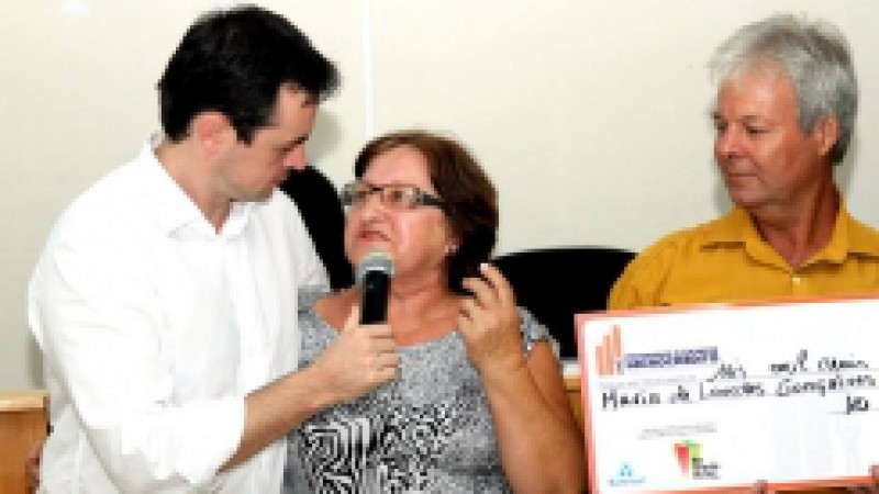A agricultora Maria de Lourdes Gonçalves Herbacz irá incrementar a produção diária de leite em sua propriedade, em General Câmara, com a aquisição de um triturador para a elaboração da ração de seu pequeno rebanho leiteiro. A compra do equipamento só