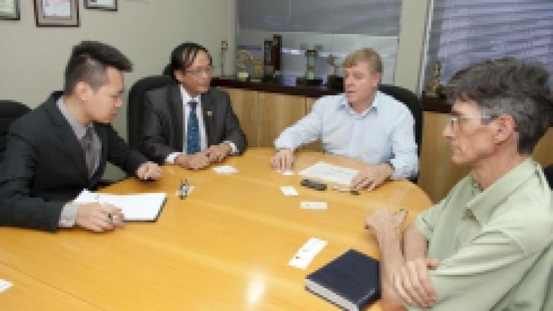 O embaixador do Vietn&atilde; no Brasil, Nguyn Van Kien, que est&aacute; em visita ao Estado desde o in&iacute;cio da semana, esteve no escrit&oacute;rio central da&nbsp;Emater, em Porto Alegre, na tarde de quinta-feira (23). O embaixador buscava informa&ccedil;&otilde;es sobre o trabalho executado