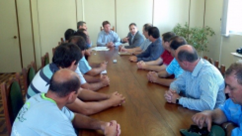 O secretário do Gabinete dos Prefeitos e Relações Federativas, Jorge Branco, reuniu-se, nesta segunda-feira (17), com lideranças do município de Venâncio Aires, no Vale do Rio Pardo, para tratar da restauração do trecho de 29,5 quilômetros da ERS-453 que