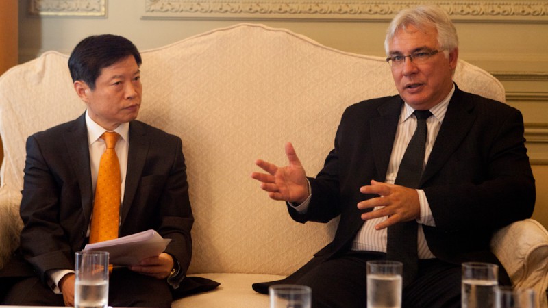 Vice-governador recebe c&ocirc;nsul-geral da Coreia, Sr. Young Jong Hong  para tratar de assuntos relativos &agrave; presen&ccedil;a da sele&ccedil;&atilde;o coreana em Porto Alegre.