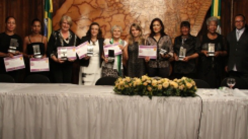 O Galpão Crioulo do Palácio Piratini, em Porto Alegre, foi o palco, nesta quinta-feira (13), da entrega do Troféu Márcia Santana, promovido pelo Governo do Estado, através da Secretaria de Políticas para as Mulheres (SPM). A distinção, entregue às