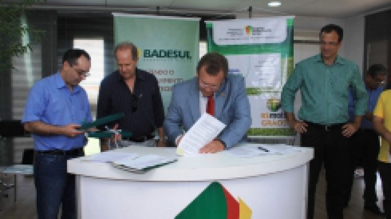 Mais um produtor assina contrato com o Governo do Estado para receber o benef&iacute;cio da subven&ccedil;&atilde;o proporcionada pelo programa Mais &Aacute;gua, Mais Renda. O ato ocorreu na tarde desta segunda-feira (10), no Parque de Exposi&ccedil;&otilde;es da Cotrijal, no munic&iacute;pio de