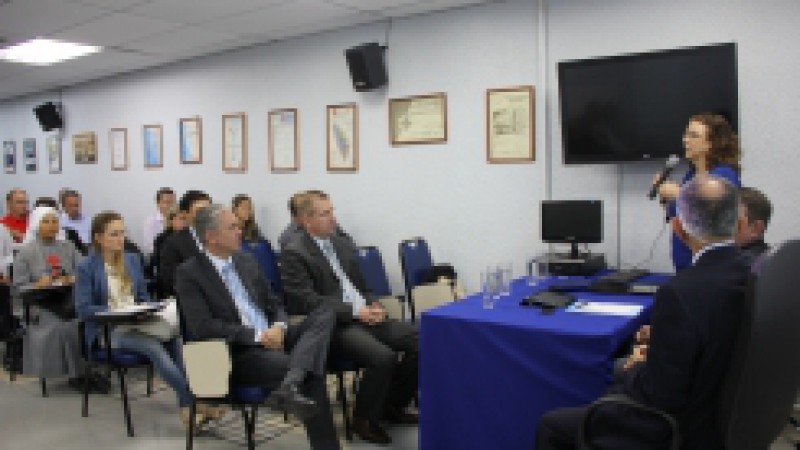A nova proposta de cofinanciamento hospitalar estadual foi apresentada a cerca de 90 hospitais filantrópicos de pequeno porte, na tarde desta quinta-feira (27), pela secretária da Estadual da Saúde, Sandra Fagundes, e pelo diretor do Departamento de