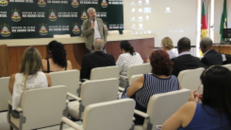 A&nbsp;Secretaria Estadual da Sa&uacute;de (SES) realizou nesta&nbsp;sexta-feira (21) reuni&atilde;o ampliada sobre Sa&uacute;de Mental na Aten&ccedil;&atilde;o Prim&aacute;ria e Desinstitucionaliza&ccedil;&atilde;o, no audit&oacute;rio do Centro Administrativo Fernando Ferrari (Caff). O encontro marcou o encerramento da