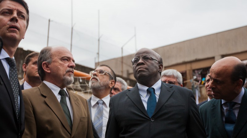 PORTO ALEGRE, RS,BRASIL, 17.03.14: Ministro Joaquim Barbosa visita Pres&iacute;dio Central, acompanhado do secret&aacute;rio de Seguran&ccedil;a P&uacute;blica Airton Michels, como parte da agenda do Conselho Nacional de Justi&ccedil;a. Foto: Raphael Seabra/Especial Pal&aacute;cio Piratini