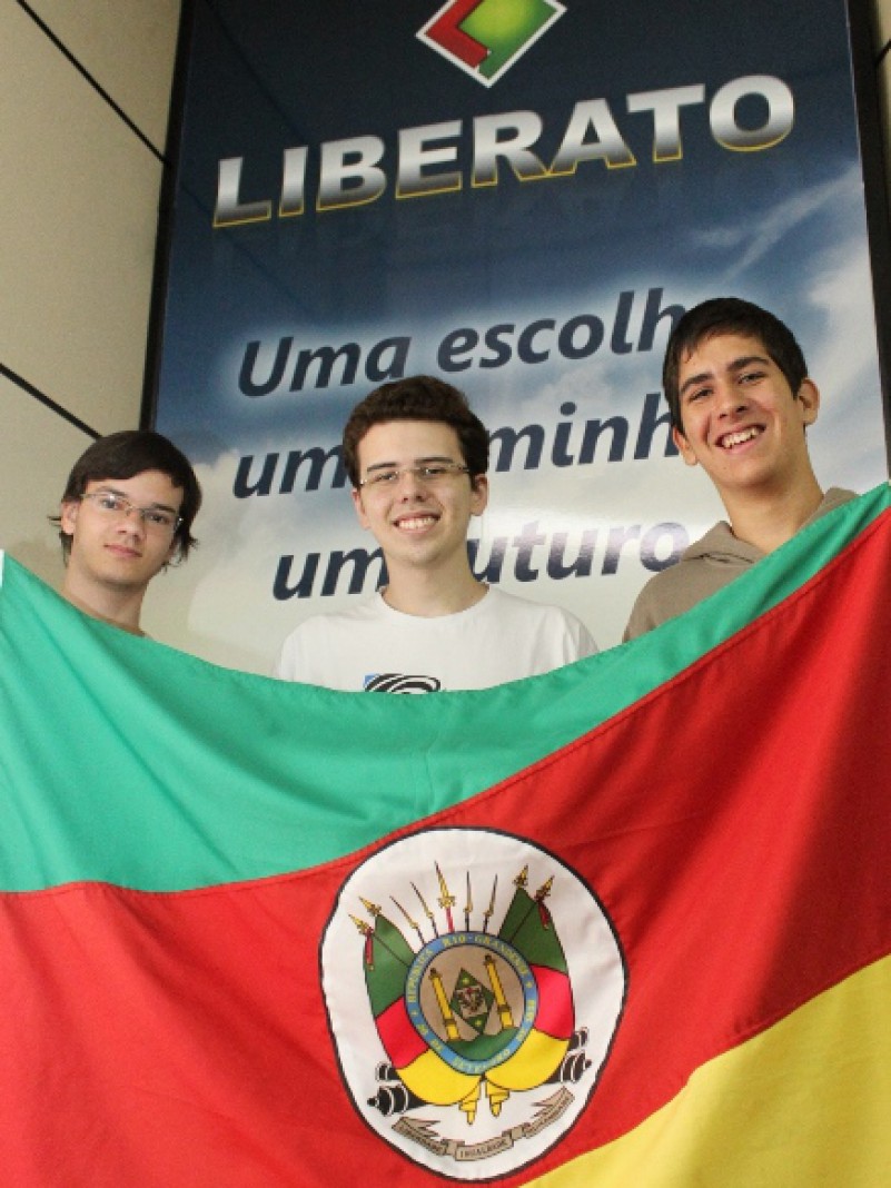 Os alunos Bruno, João Vitor e Gustavo estão entre os medalhistas de ouro