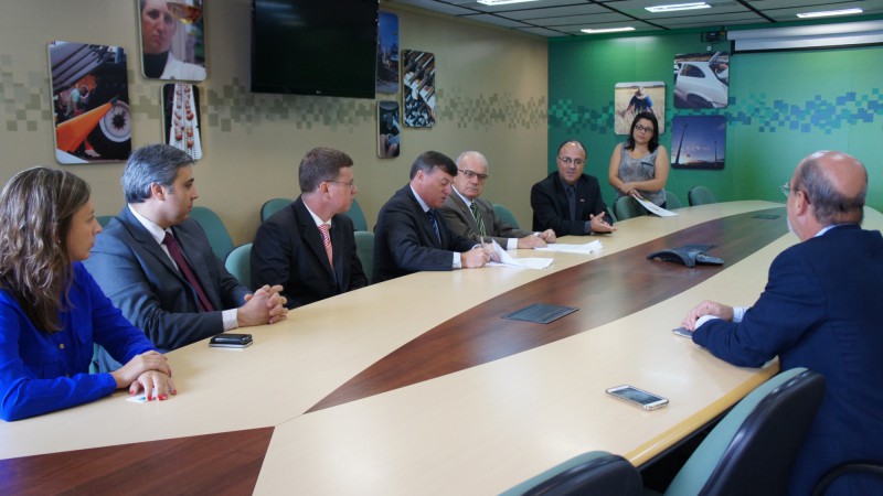 Secret&aacute;rio Mauro Knijnik assina termo com Rog&eacute;rio De Antoni