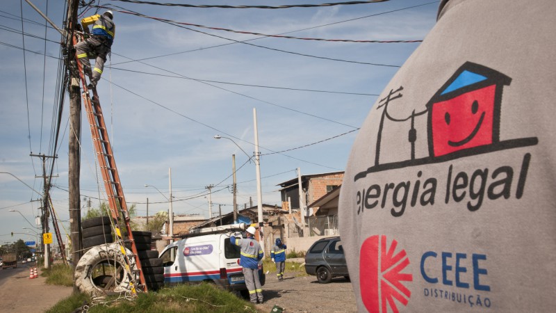 Trabalho da regularização da energia elétrica no bairro Humaitá iniciou por meio de um convênio entre a CEEE e o Demhab