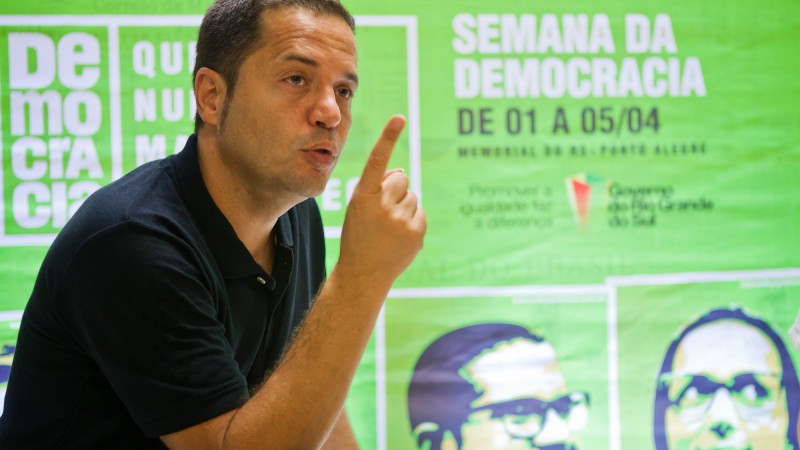 PORTO ALEGRE, RS, BRASIL, 01.04.14: Daniel Drexler, músico uruguaio, realiza apresentação na abertura do Museu dos Direitos Humanos do Mercosul. O evento faz parte da Semana da Democracia e acontece na Praça da Alfândega. Foto: Raphael Seabra/Especial