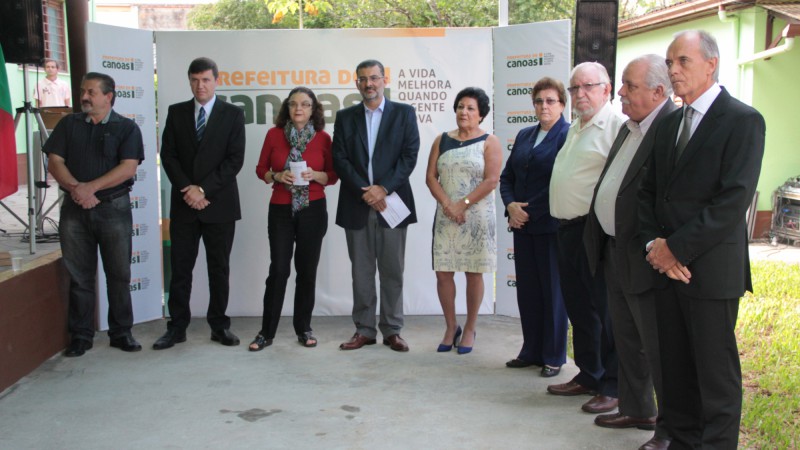 Secret&aacute;ria Sandra Fagundes conheceu os espa&ccedil;os ao lado do prefeito de Canoas, Jairo Jorge