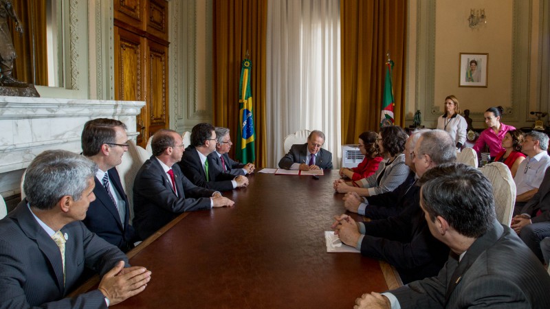 PORTO ALEGRE, RS, BRASIL: Governador Tarso Genro assina do acordo de coopera&ccedil;&atilde;o da Rede em Sa&uacute;de Humana Animal e Ecosistemacom a Fiocruz.  Foto: Caco Argemi/Pal&aacute;cio Piratini