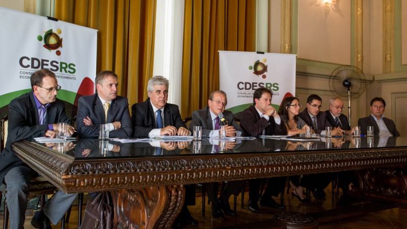 PORTO ALEGRE, RS, BRASIL: Governador Tarso Genro durante audiência com representantes da Eletrobras e Prefeitos dos municípios envolvidos no Complexo Hidrelétrico de Garabi/Panambi. Foto: Caco Argemi/Palácio Piratini