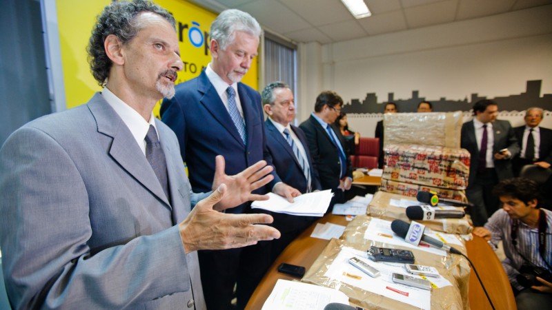PORTO ALEGRE, RS, BRASIL, 22.04.14: Secret&aacute;rio de Planejamento, Gest&atilde;o e Participa&ccedil;&atilde;o Cidad&atilde;, Jo&atilde;o Motta, recebe propostas de empresas interessadas no projeto do metr&ocirc; de Porto Alegre. Foto: Raphael Seabra/Pal&aacute;cio Piratini