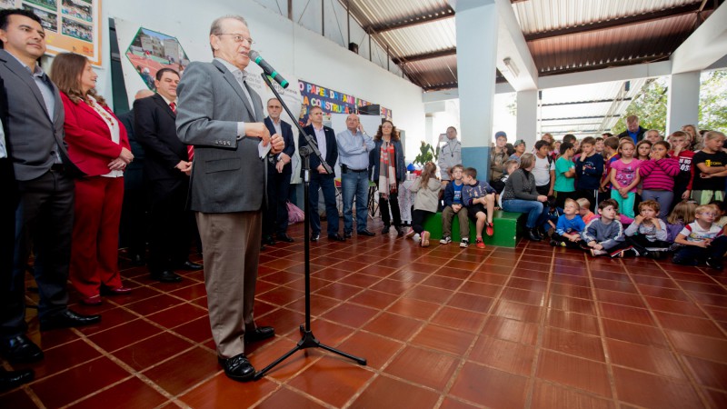 SANTO CRISTO, RS, BRASIL, 25.04.14: Governador Tarso Genro inaugura cobertura e forros reformados da Escola Estadual de Educa&ccedil;&atilde;o B&aacute;sica Leopoldo Ost. Foto: Claudio Fachel/Pal&aacute;cio Piratini