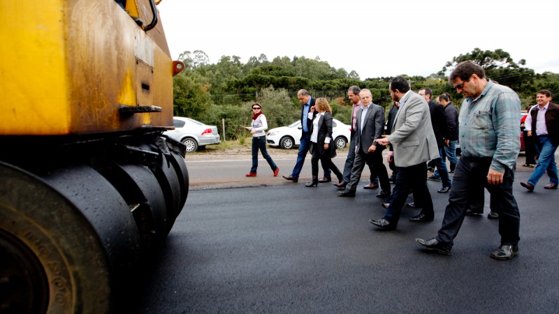 PORTO ALEGRE, RS, BRASIL, 09.05.14: Governador Tarso Genro visita às obras de Conserva, Restauro e Manutenção Crema-Serra na RS 453, Km 153, já iniciadas, e que integram o segundo lote. Foto: Alina Souza/ Palácio Piratini