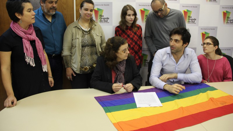 Política pretende eliminar formas de discriminação e violência e, assim, ampliar o acesso de lésbicas, gays, bissexuais, travestis e transexuais aos serviços