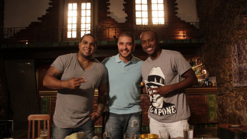 O bamba Diogo Nogueira recebe Rodriguinho, do grupo Os Travessos, e Thiaguinho, ex-integrante do Exaltasamba