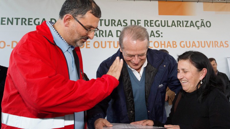 CANOAS, RS, BRASIL: 28.05.14 Governador Tarso Genro entrega Escrituras para a Regularização Fundiária da Vila João de Barro e Sete de Outubro. Foto: Caco Argemi/Palácio Piratini