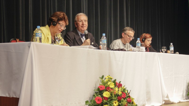 Sociólogo francês enfatizou a diferença entre educação vertical e iniciação horizontal, reiterando que a pós-modernidade é o encontro do arcaico com a tecnologia de ponta