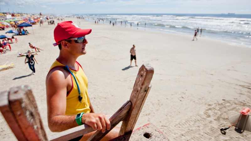 IMBÉ, RS, BRASIL, 16.01.14: Operação Golfinho na praia de Imbé. Foto: Alina Souza/Palácio Piratini