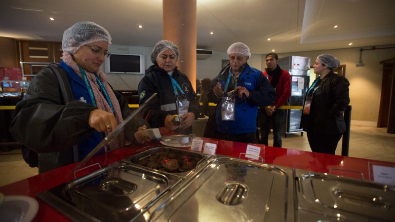 Na vigilância sanitária, foram realizadas 600 inspeções em serviços de alimentação, de saúde, ambulâncias, instalações sanitárias e de abastecimento de água durante os jogos em Porto Alegre