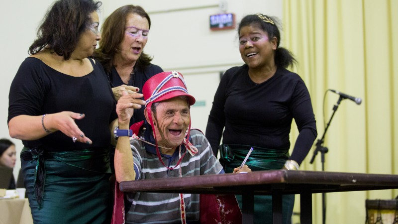 PORTO ALEGRE, RS, BRASIL: 09.07.14: Apresenta&ccedil;&atilde;o do grupo teatral Nau da Liberdade, que integra o projeto S&atilde;o Pedro em Movimento, durante encontro com os profissionais do Mais M&eacute;dicos. Foto: Alina Souza/Pal&aacute;cio Piratini