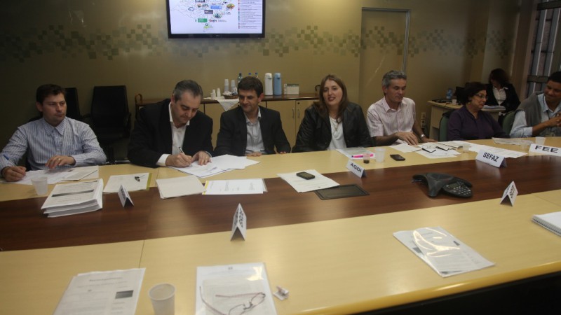 Ao assinar o documento, o presidente da AGDI, Ivan De Pellegrin, ressaltou que a iniciativa &eacute; fortalece o car&aacute;ter associativo dos arranjos e cadeias produtivas no Estado